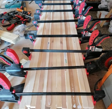 incollaggio dei listelli per uno snowboard artigianale