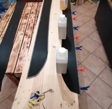 applicazione delle lamine su splitboard artigianale