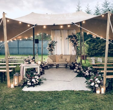 Tente nomade mariage cérémonie laïque bancs tapis de cérémonie fleurs arche en bois