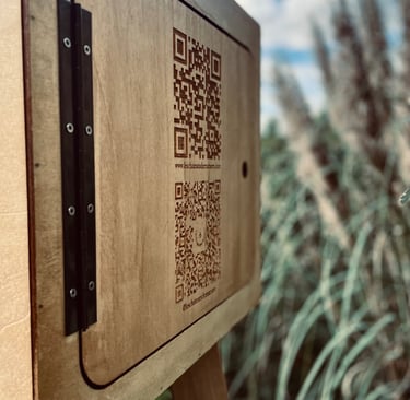 Détail de gravure laser sur photobooth en bois, avec QR code intégré sur le caisson, fabrication art