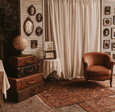 Coin Photobooth valises anciennes, fauteuil vintage, cadres anciens, tapis persan