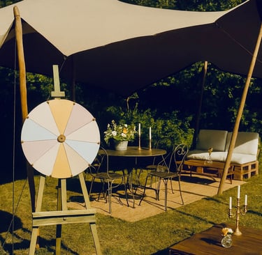 Roue de la chance vintage sous tente, coin jeu et salon en plein air décoré dans un style guinguette