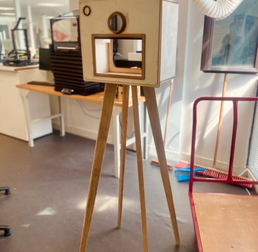 Photobooth en bois artisanal inspiré des appareils photo rétro, fabriqué en contreplaqué et chêne, s