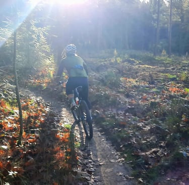 a women riding her mountainbike in winter