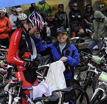 a coach and rider at the start of a mountainbike race