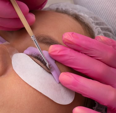 Close-up de cílio natural com extensão corretamente aplicada, mostrando a técnica segura no We Hall Beauty em Bauru.