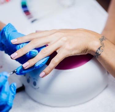 Três estilos de unhas: minimalista, clássica e ousada, feitas com alongamento e esmaltação em gel no We Hall Beauty em Bauru.