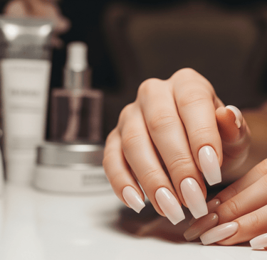 Close-up de mãos femininas com alongamento de unhas bem cuidado no salão We Hall Beauty em Bauru.