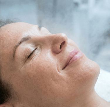 Tratamento de limpeza de pele com vapor de ozônio para abertura de poros no We Hall Beauty.