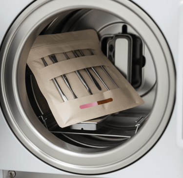 Instrumentos de podologia esterilizados em autoclave, prontos para uso no We Hall Beauty em Bauru.