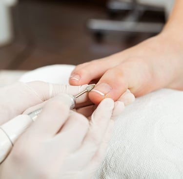 Pessoa recebendo massagem e cuidado preventivo de podologia em um salão de beleza premium em Bauru.