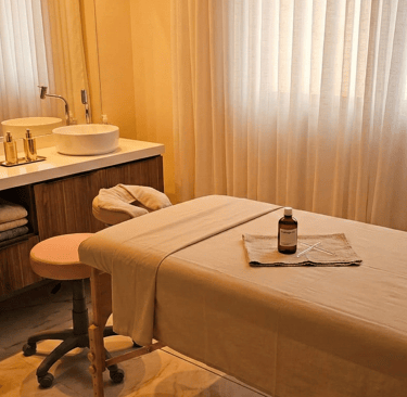 Sala de estética e massagem preparada para sessão de drenagem linfática no We Hall Beauty.