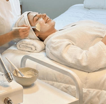 Cliente em momento de relaxamento finalizando o protocolo de peeling com máscara hidratante no We Hall Beauty