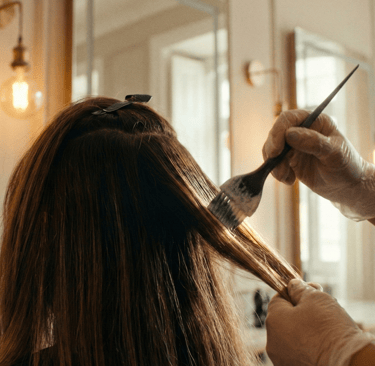 Colorista aplicando técnica de mechas para efeito Morena Iluminada no salão We Hall Beauty.