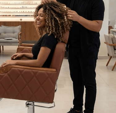 Profissional visagista avaliando o caimento do corte de cabelo da cliente no We Hall Beauty.