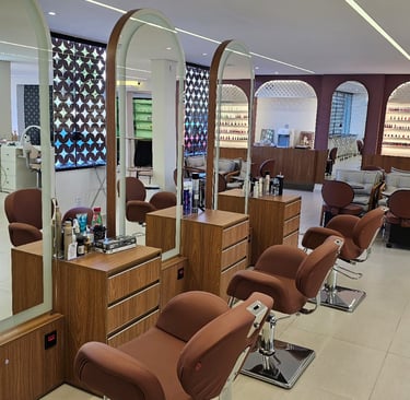 Interior do salão We Hall Beauty com espaço para cabelo, unhas, cílios, massagem, SPA, tratamentos, estética facial e corpora