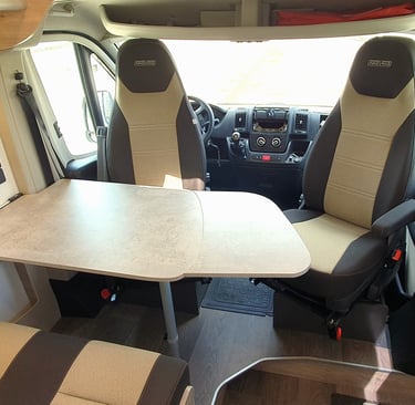 Zona de comedor de una furgoneta camperizada por Innovans