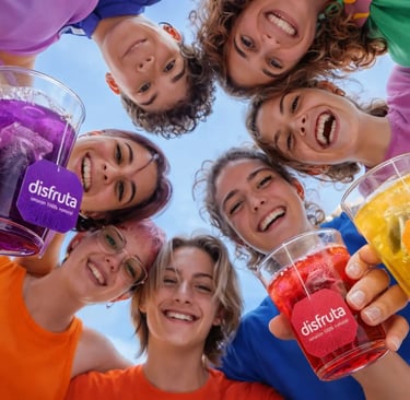 Ragazzi bevono tisane fredde Disfruta alla frutta con bustina visibile nel bicchiere.