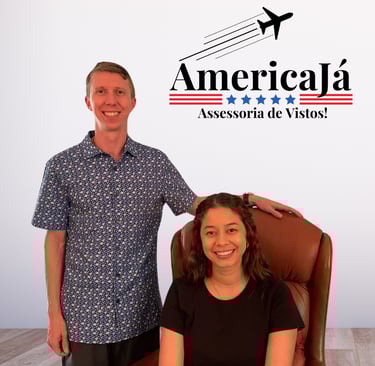 Assessoria de vistos AmericaJa, com um mulher e um homem professionais
