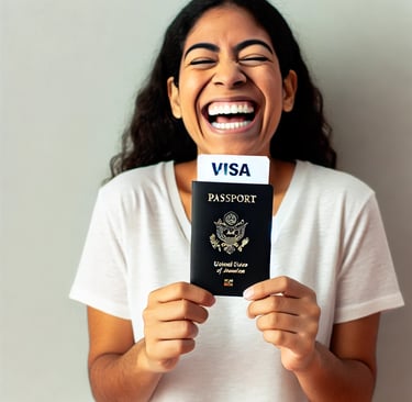 Cliente feliz segurando passaporte com visto americano aprovado – resultado da assessoria especializ