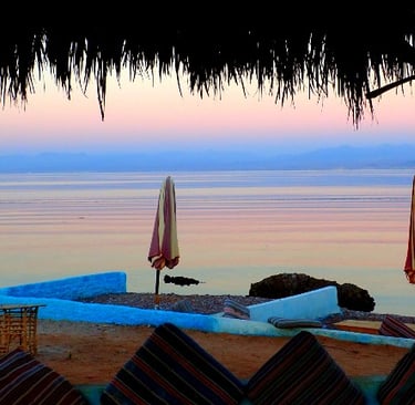 Romantischer Blick auf das Meer bei Sonnenuntergang vom Strand in Ägypten