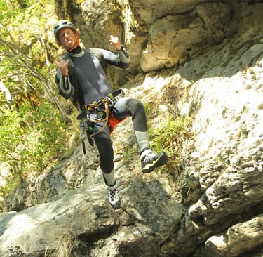 Guide moniteur canyoning Serre-Ponçon, stage canyoning, encadrement enfants familles.