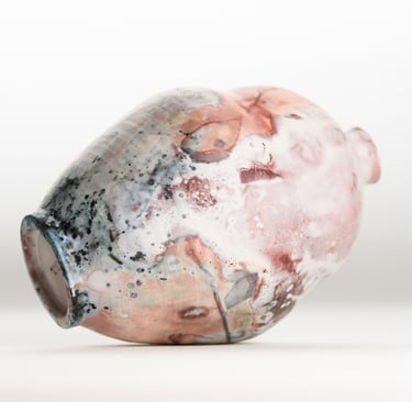 Vaso in ceramica, martina sementia, con fiori rosa e azzurro e saggar