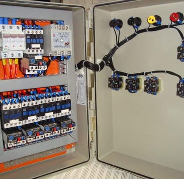 Um quadro elétrico industrial aberto mostrando a ligação da parte interna.