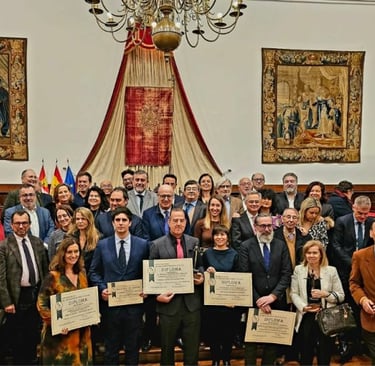 Foto grupal de premiados y jurado en la quinta edición de los Premios Blogs Jurídicos de Oro 2023.
