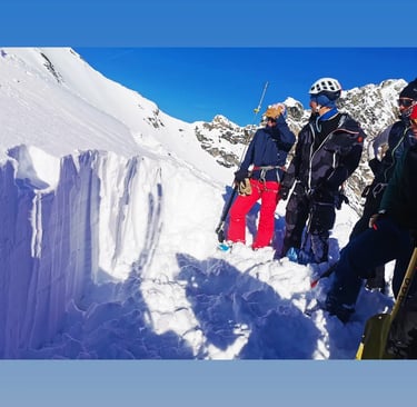 alt= "Gruppe von Skifahrern beim Schneeprofil untersuchen"