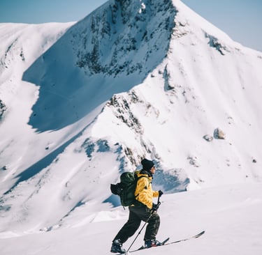 alt= "Xaver Kröll beim Skitouren im Hintergrund der große Riffler in Tux"