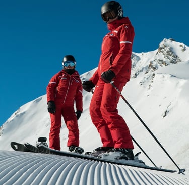 alt= "Perfekte Skipiste mit Mädchen in Skilehrer Uniform"