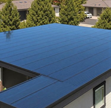 Tetto interamente fotovoltaico con sistemi BIPV integrati in copertura
