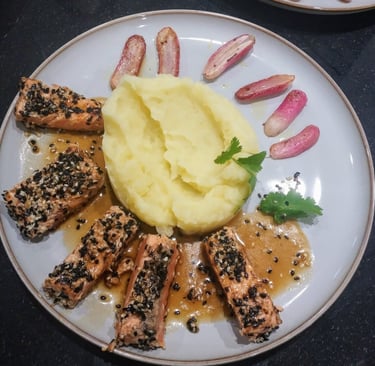préparation de plats recherchés dans l'atelier de cuisine conviviale