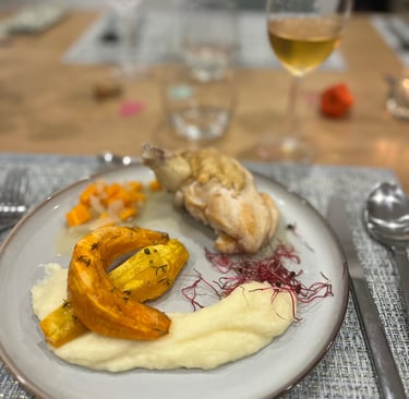 Suprême de volaille au vin jaune, crémeux de panais et courges rôties chez Marmite & Papillote