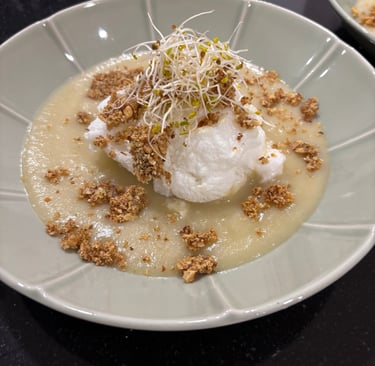 Menu végétarien: Oeuf nuage sur velouté de topinambour, croustillant de tofu