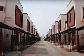a narrow street with a long narrow street lined with houses