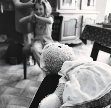 <img src="photos/mariage.jpg" alt="Enfant à la préparation du mariage"