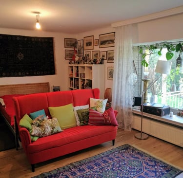 gemütliche Couch vor dem Panoramafenster