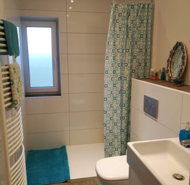 Bad mit Dusche und WC