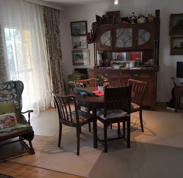 ausziehbarer Esstisch und antike Kredenz