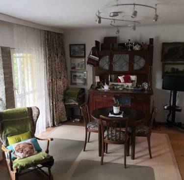 Gemütliches Zimmer mit Platz fürs Arbeiten am ausziehbaren Esstisch