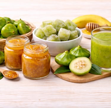 Composição sobre uma mesa de madeira clara com produtos derivados do Cambuci. Inclui dois potes de g