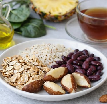 Uma  refeição saudável com castanha-do-pará, aveia, feijão vermelho e arroz, servida 