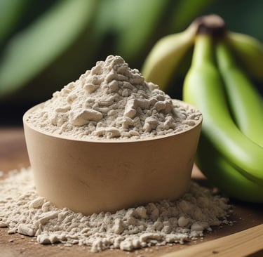 Farinha de banana verde em tigela com bananas verdes ao fundo
