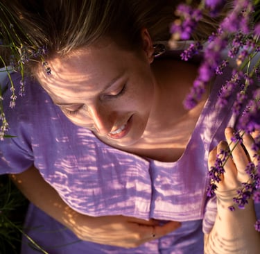 Mujer con flores de lavanda