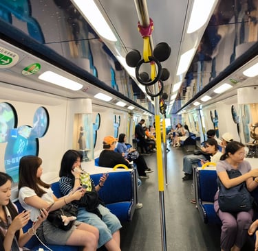 Tren temático de Disney en la plataforma del MTR de Hong Kong, con decoración de Mickey Mouse en las