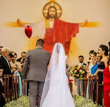 Instante sagrado: la novia entra de la mano de su padre hacia un nuevo destino