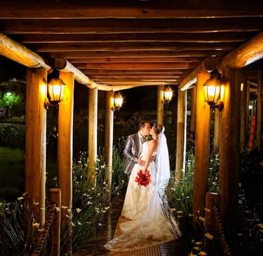 Paseo entre luces cálidas que iluminan el inicio de una historia para siempre