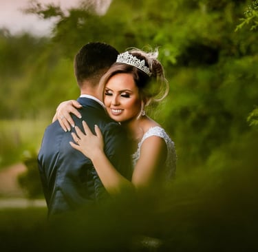 Un abrazo que resume amor, alegría y el inicio de una nueva vida juntos